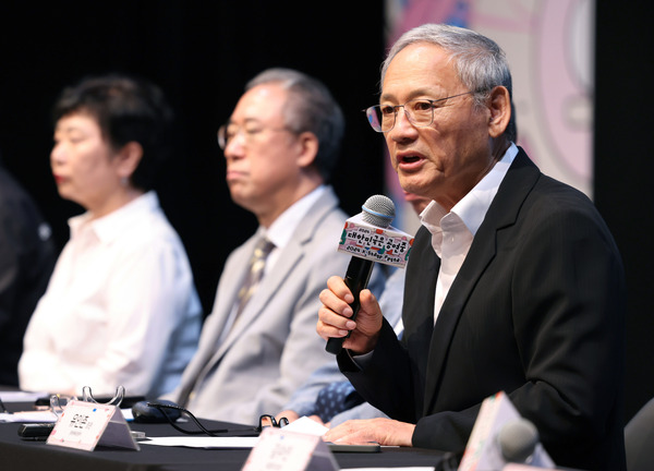 유인촌 문화체육관광부 장관이 6일 서울 종로구 국립현대미술관 서울관 다원공간에서 열린 ‘2024 대한민국은 공연중’ 기자간담회에 참석해 인사말을 하고 있다. /연합