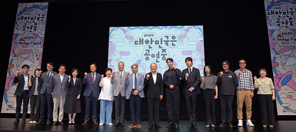 유인촌 문화체육관광부 장관이 6일 서울 종로구 국립현대미술관 서울관 다원공간에서 열린 ‘2024 대한민국은 공연중’ 기자간담회에 참석해 기념촬영을 하고 있다. /연합