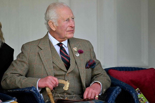 즉위 2년을 맞은 영국 찰스 3세 국왕이 7일(현지시간) 스코틀랜드 중부 브래마에서 열리는 연례 브래마 모임에 참석하고 있다. /AFP=연합