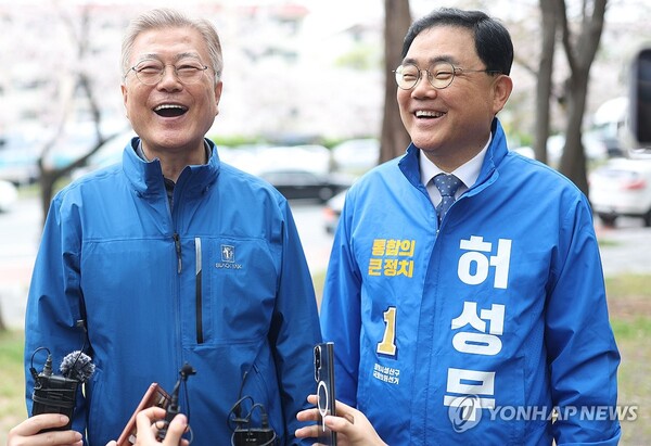 지난 4월 총선 당시 문재인 전 대통령 옆에 선 허성무 더불어민주당 의원. 운동권 출신으로 한중의원연맹에 가입했다. /연합