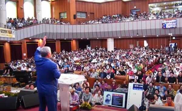 지난 10일 평택순복음교회(담임 강헌식 목사)에서 열린 자유마을 전국 실행위원장·동대표 특별 교육 시간에 전광훈 목사가 연설을 하고 있다. /유튜브 영상 캡처