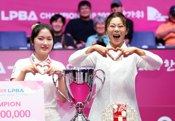 프로당구 최다 우승자 김가영(오른쪽)과 준우승자 한지은. 프로당구협회 제공. /연합