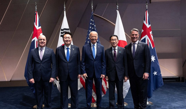 북대서양조약기구(NATO·나토) 정상회의에 참석한 윤석열 대통령이 지난 7월 11일(현지시간) 미국 워싱턴DC 월터 E. 워싱턴 컨벤션센터에서 열린 한국·일본·호주·뉴질랜드 4개국(IP4) 및 미국과의 정상회동에서 각국 정상들과 기념 촬영을 하고 있다. 왼쪽부터 크리스토퍼 럭슨 뉴질랜드 총리, 윤 대통령, 조 바이든 미국 대통령, 기시다 후미오 일본 총리, 리처드 말스 호주 부총리 겸 국방장관. /연합