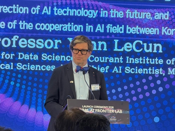 인공지능(AI) 분야의 세계적인 석학으로 꼽히는 얀 르쿤 뉴욕대 교수는 24일(현지시간) 미국 뉴욕 브루클린의 메트로테크센터에 자리 잡은 ‘글로벌 AI 프론티어랩’ 개소식 후 기자간담회에서 발언하고 있다. /뉴욕=연합