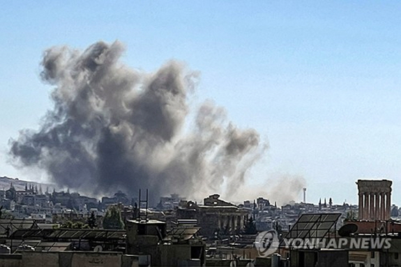 25일(현지시간) 이스라엘의 폭격을 받은 레바논 동부 바알베크에서 연기가 솟아오르고 있다. /AFP=연합