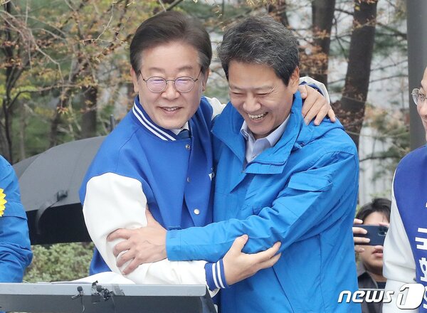 지난 3월 28일 이재명 더불어민주당 대표와 임종석 전 대통령실 비서실장이 서울 성동구 왕십리역 광장에서 전현희 더불어민주당 서울 중구성동갑 후보와 박성준 서울 중구성동을 후보의 지지 유세에 앞서 포옹을 나누고 있다. /뉴스1