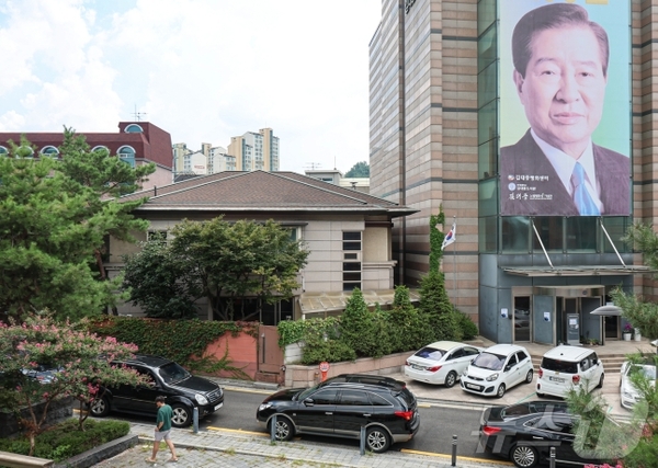 서울 마포구 동교동 소재 김대중 사저. 한때 연세대 김대중 도서관으로 불리기도 했다. 명칭은 도서관이었지만 실질적으로는 김대중·이희호 부부의 사저였다. /뉴스1