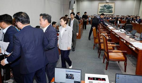 지난 25일 오전 국회 운영위원회 전체회의에서 야당이 대통령 거부권 제한 특별법과 국회법 개정안을 단독 처리하려 하자 국민의힘 의원들이 회의장에서 퇴장하고 있다. /뉴스1