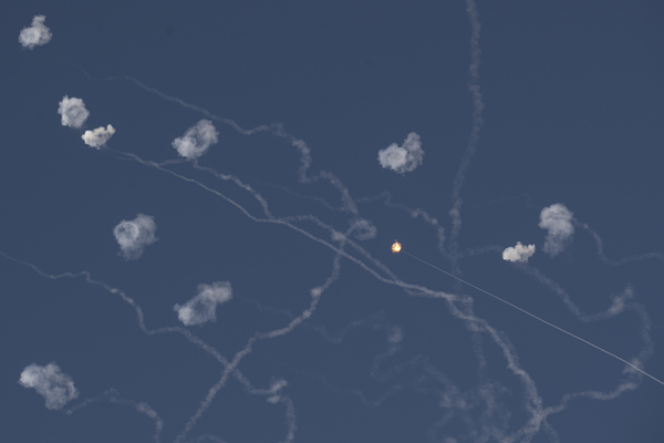 26일(현지시간) 이스라엘 방공망이 레바논에서 이스라엘 북부로 날아드는 로켓을 격추하고 있다. /연합