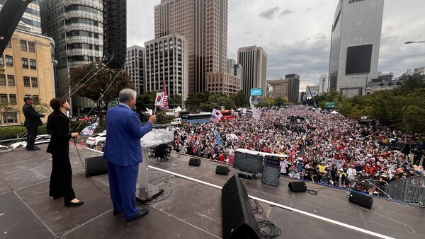 3일 개천절을 맞아 서울 광화문 이승만광장에서 ‘10·3 국민혁명대회’가 열린 가운데, 대회 주강사로 나선 전광훈 목사가 “종북 주사파들을 쓸어내고 대한민국을 다시 건국하자”고 참석한 애국시민들을 독려하고 있다. /대한민국바로세우기운동본부
