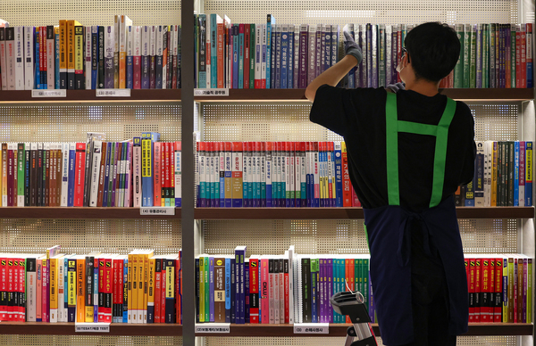 서울 시내 한 대형서점에서 직원이 서가를 정리하는 모습. /연합