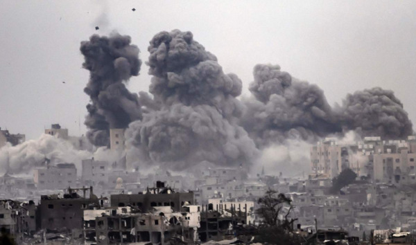 지난 해 10월 29일(현지시간) 이스라엘 남부도시 스데로트에서 바라본 가자 지구의 모습. 이스라엘의 폭격으로 인해 각종 연기와 분진이 발생하고 있다. /AFP=뉴스1