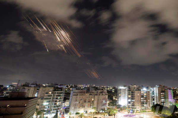 지난 1일(현지시간) 이스라엘 아슈켈론 상공에서 하마스 수장 이스마일 하니예, 헤즈볼라 수장 하산 나스랄라 등의 암살에 대한 보복으로 이란에서 발사한 미사일을 이스라엘 방공망 아이언돔이 요격하고 있다. / 로이터=뉴스1