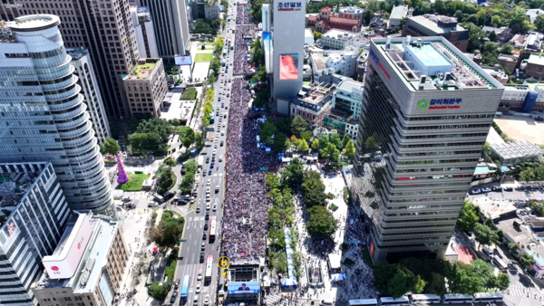 9일 한글날도 윤석열 대통령 탄핵 저지와 종북 좌파 척결을 위한 ‘10‧9 국민혁명대회’가 서울 광화문 이승만광장 부근에서 열렸다. 대한민국바로세우기운동본부(대국본) 주최로 열린 이날 대회에는 전국 각지에서 20만여 명(주최 측 추산)의 애국시민이 모인 가운데 진행됐다. /대국본