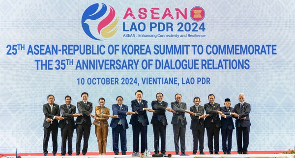 윤석열 대통령이 10일(현지시간) 라오스 비엔티안 국립컨벤션센터(NCC)에서 열린 한·아세안(ASEAN·동남아시아국가연합) 정상회의에서 손싸이 시판돈 라오스 총리 등과 기념촬영을 하고 있다. /연합