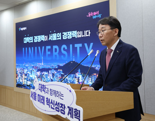 박상규 중앙대학교 총장이 18일 오전 서울 중구 서울시청에서 열린 대학과 함께하는 ‘서울 미래 혁신성장’ 계획 관련 기자설명회에서 발언하고 있다. 서울시는 글로벌 산학협력을 이끌고 미래 인재를 키우기 위해 5년간 6천500억원을 대학에 투자한다고 밝혔다. /연합