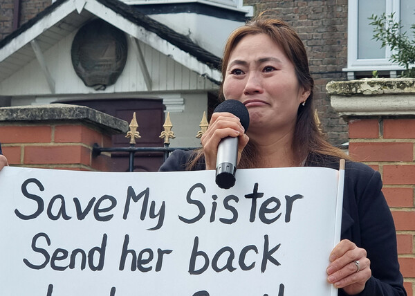 영국에 거주중인 탈북민 김규리 씨가 9일(현지시간) 런던에 있는 주영 북한 대사관 앞에서 동생을 가족의 품으로 돌려보내라고 촉구하는 시위를 벌이고 있다. /연합