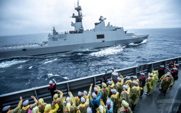 대만해협 작전지역으로 출동하는 대만 해군 전함을 전우들이 환송하고 있다. /대만 국방부 홈페이지 캡처