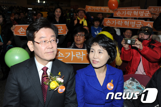 더불어민주당 이재명 대표가 성남시장이었던 지난 2017년 1월 15일 오후 광주 서구 김대중컨벤션선터에서 열린 손가락혁명군 출정식에 앞서 자리에 앉아 지지자들에게 환영을 받고 있다. /뉴스1