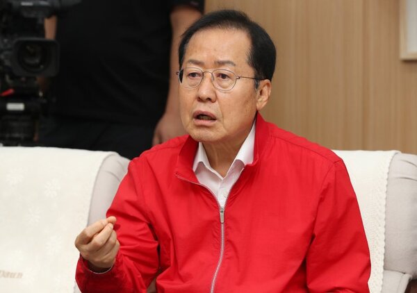 홍준표 대구시장. 홍 시장은 최근 불거진 선거브로커 명태균 씨의 주장과 관련해 "허무맹랑한 소리"라고 연일 비판하고 있다. 한동훈 국민의힘 대표와 그의 측근들이 명 씨의 주장을 제대로 반박하지 않는데 대해서도 비판을 가하고 있다. /뉴스1