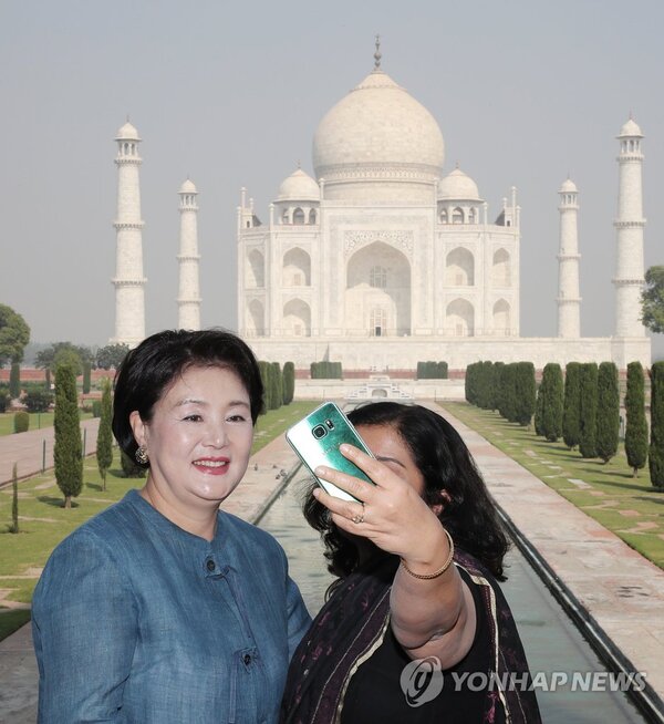 인도 타지마할 방문 당시 영부인 김정숙 여사가 인도 측 관계자와 셀카를 찍고 있다. 문재인 정부가 말하는 ‘자랑스런 영부인 외교’의 일환이다. /연합