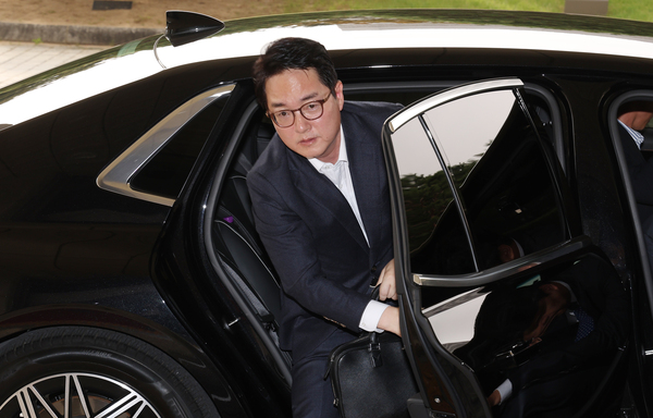 심우정 검찰총장이 17일 오전 서울 서초구 대검찰청 청사로 출근하고 있다. /연합