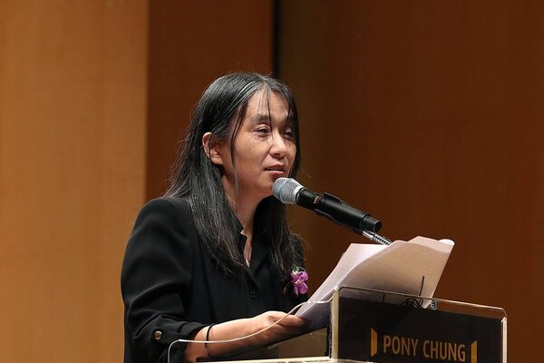 한국인 최초로 노벨문학상을 수상한 한강 작가가 17일 서울 강남구 아이파크타워에서 열린 제18회 포니정 혁신상 시상식에서 수상 소감을 밝히고 있다. /연합
