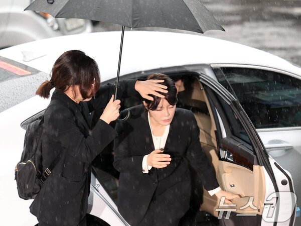 지난 18일 오후 1시 40분쯤 서울 용산경찰서에 조사를 받기 위해 도착한 문재인 전 대통령의 딸 문다혜 씨가 차에서 내리고 있다. 우산을 받쳐들고 있는 사람은 문 씨의 변호사다. /뉴스1