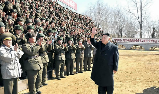 김정은 북한 국방위원회 제1위원장이 지난 2013년 3월 23일 폭풍군단 예하로 오중흡7련대칭호를 수여받은 조선인민군 제1973군부대관하 2대대를 시찰했다고 조선중앙통신이 24일 보도했다. 제1973군부대는 평안남도 지역에 있는 11군단(舊 경보교도지도국·일명 ‘폭풍군단’) 산하 특수부대로 추정되며 이 부대는 서울 침투 등 후방교란 임무를 맡은 것으로 알려졌다. /평양 조선중앙통신=연합