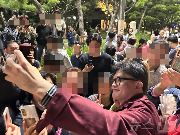 지난 5일 부산을 찾은 한동훈 국민의힘 대표가 해운대에서 시민들과 셀카를 찍고 있다. 보궐선거가 열린 금정구는 해운대와 거리가 있는 곳이다. /뉴스1