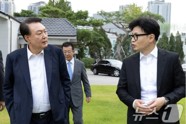 지난 21일 저녁 서울 용산 대통령실에서 윤석열 대통령이 한동훈 국민의힘 대표와 면담을 가졌다. 이 자리에서 한 대표가 윤 대통령에게 요청한 내용에 대한 결론은 당장 나오지 않을 가능성이 크다. /뉴스1