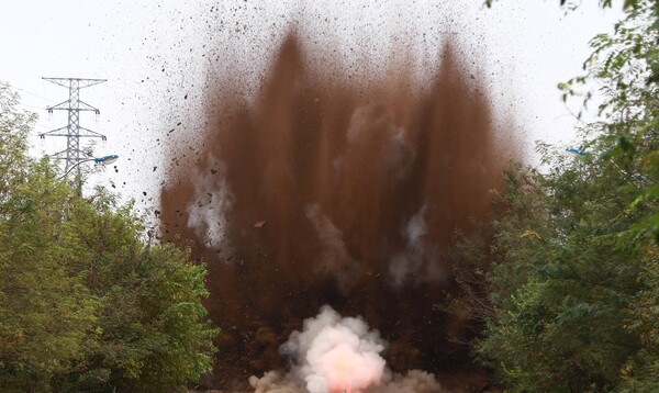 북한 조선중앙통신은 17일 이틀 전 있었던 경의선·동해선 남북연결 도로·철도 폭파 소식을 전했다. 통신은"이는 대한민국을 철저한 적대국가로 규제한 공화국헌법의 요구와 적대세력들의 엄중한 정치군사적 도발책동으로 말미암아 예측불능의 전쟁접경에로 치닫고 있는 심각한 안보환경으로부터 출발한 필연적이며 합법적인 조치"라고 밝혔다. /연합