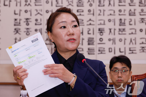 지난 21일 국회 법제사법위원회에 출석해 증언하는 강혜경 씨. 그를 데리고 일했던 명태균 씨는 강 씨가 민주당에게 정치적으로 이용당하고 있다고 주장했다. /뉴스1