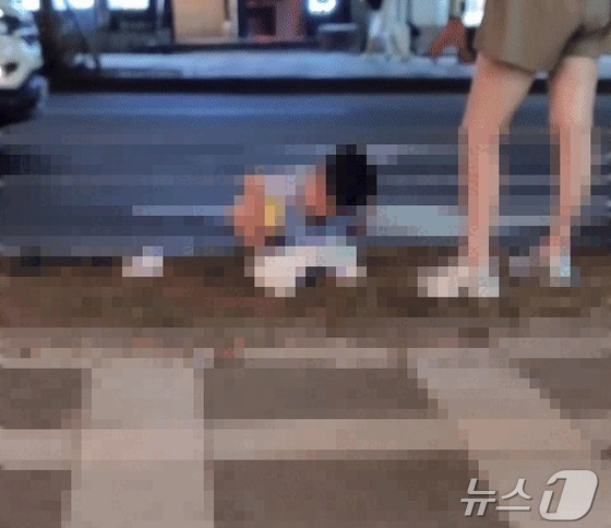 지난 6월 제주 도심에서 발생한 중국인 관광객 어린이의 노상 분뇨사건. 당시 아이의 부모는 "뭐가 문제냐"는 식의 반응을 보인 것으로 전해졌다. /뉴스1