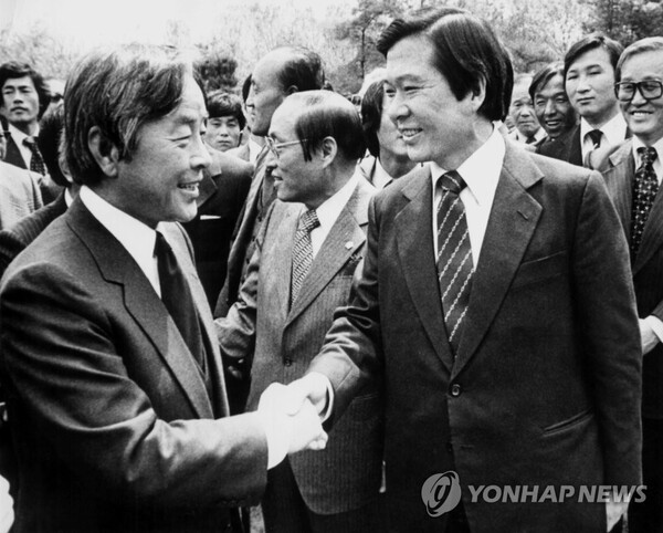 1980년 5월 해공 신익희 24주기 추도식에 참석한 김영삼 당시 신민당 총재(왼쪽)와 김대중 씨. 김영삼 정부 때는 ‘사실적시 명예훼손죄’가, 김대중 정부 때는 ‘사자 명예훼손죄’와 ‘명예훼손 반의사불벌죄’가 생겼다. /연합