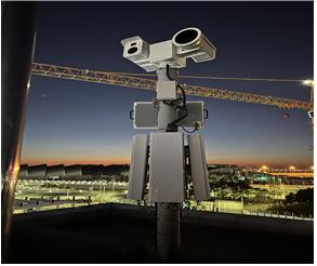 인천공항에 설치돼 있는 드론 감시·추적 체계. 전자광학카메라(EO)와 적외선(IR)카메라로 구성돼 있다. 북한 오물풍선 식별·추적도 가능한 것으로 알려졌다. /인천국제공항공사 홈페이지