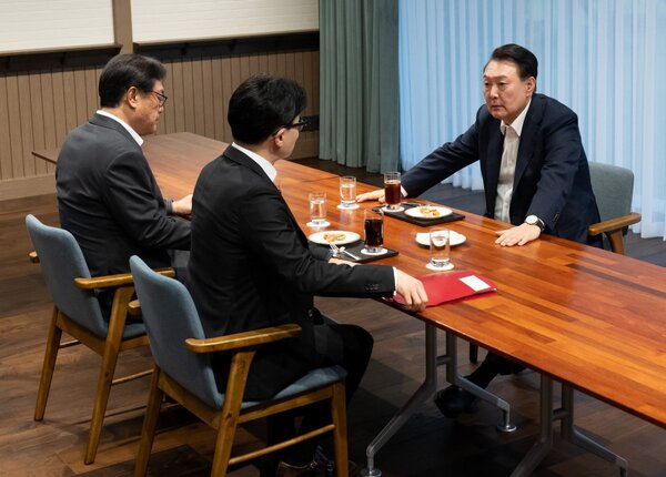 지난 21일 서울 용산 대통령실에서 있었던 윤석열 대통령과 한동훈 국민의힘 대표 면담 때 모습. 한 대표는 이후 대통령실이 면담 내용을 각색했다고 주장했고, 친한계 일부 의원은 윤 대통령이 한 대표를 홀대했다고 주장했다. /뉴스1