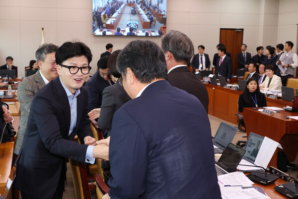 국민의힘 한동훈 대표가 24일 오후 국정감사가 열리고 있는 국회 상임위를 방문해 여야 의원들을 격려하고 있다. /연합