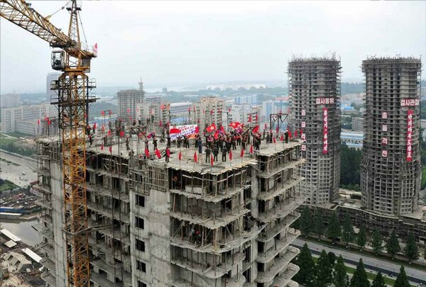 북한이 조성 중인 여명거리에 3000세대 주택에 대한 골조 공사를 완료한 모습. /연합