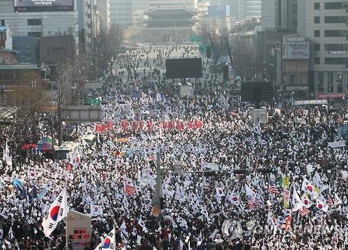 2017년 3월 헌법재판소 판결 직전 태극기 부대의 집회 모습. 현재 태극기 집회의 주력은 박근혜 전 대통령 탄핵 이후 우파로 돌아선 사람들이다. /연합