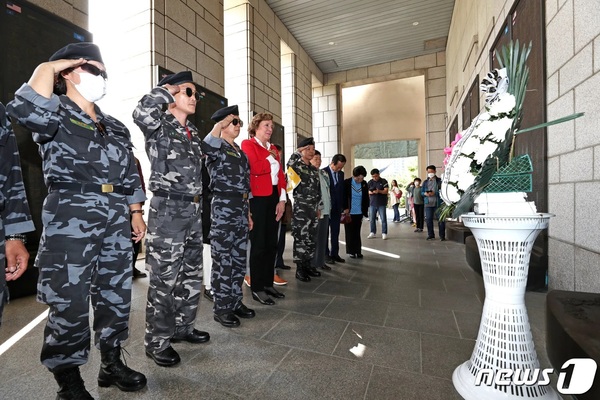지난해 9월 탈북민단체 ‘북한인민해방전선’ 관계자들이 서울 용산구 전쟁기념관에서 제19회 북한자유주간에 맞춰 자유의 영혼들을 위한 헌화 행사를 진행하고 있다. ‘북한인민해방전선’ 또한 북한군 출신 탈북민들이 모인 단체다. /뉴스1