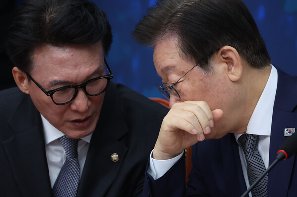 더불어민주당 이재명 대표와 김민석 최고위원이 28일 국회에서 열린 최고위원회의에서 대화를 하고 있다. /연합