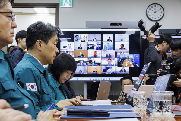 이주호 사회부총리 겸 교육부장관이 29일 의과대학을 운영하는 전국 40개 대학 총장들과 영상 간담회를 열고 의대생들의 집단 휴학 신청을 대학의 자율에 맡겨 승인하도록 허용했다. /연합