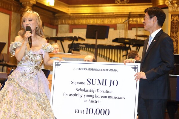 소프라노 조수미(왼쪽)가 31일(현지시간) 오스트리아 빈 무지크페라인 황금홀에서 열린 세계한인무역협회(월드옥타) 콘서트 직후 함상욱 주오스트리아 한국대사를 통해 출연료 전액을 한인 유학생 장학금으로 써달라며 기부했다. /연합