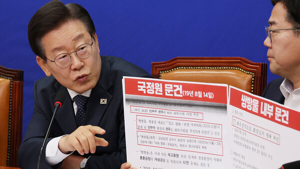 지난 6월 당 최고위원회의에서 ‘쌍방울 대북송금 사건’과 관련해 ‘국정원 문건’에 대해 설명하는 이재명 더불어민주당 대표. 이 문건은 김한신 씨라는 대북사업가의 진술을 담은 것으로 드러났다. /연합