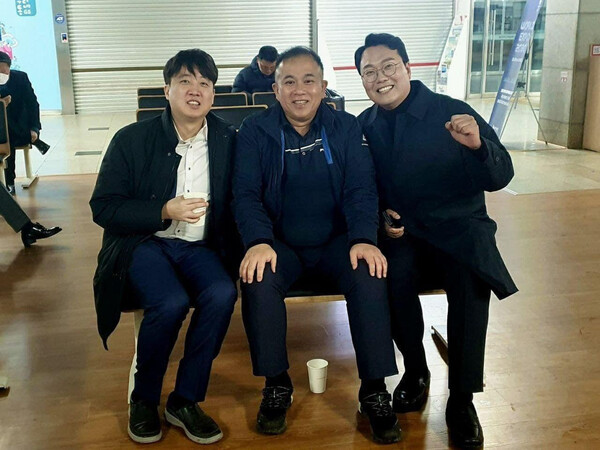 ‘선거브로커’ 명태균 씨가 더불어민주당을 향해 "윤 대통령과의 통화녹취록은 더는 없다"라며 "대국민 사기 치지 말라"고 목소리를 높였다. 명 씨의 SNS 등을 보면 윤 대통령보다는 이준석·천하람 의원 등 개혁신당 인사들과 더 가까워 보인다. /명태균 씨 SNS 공개사진 캡처