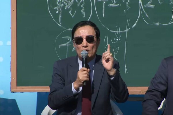  3일 서울 광화문 이승만광장 일대에서 열린 ‘광화문 전국연합예배’에배 후에 이어진 ‘윤석열 대통령 탄핵’ 시위 관련 토크에서 황중선 장로가 발언하고 있다. /유튜브 영상 캡처