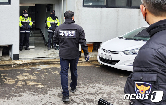 2022년 12월 진보당 제주도당 위원장 자택을 압수수색하러 가는 국가정보원 요원. 제주 지역 좌파 단체와 좌파 정당 등은 당시 ‘ㅎㄱㅎ’ 간첩단과 관련해 여러 차례 압수수색을 받았다. /뉴스1