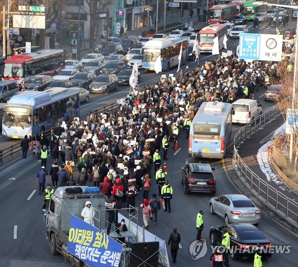 2022년 12월의 한 주말 서울역 인근에서 행진을 벌이는 촛불행동과 연대 단체 회원들. 이들은 윤석열 대통령을 향해 이태원 압사사고의 책임을 지고 물러나라는 주장을 폈다. /연합