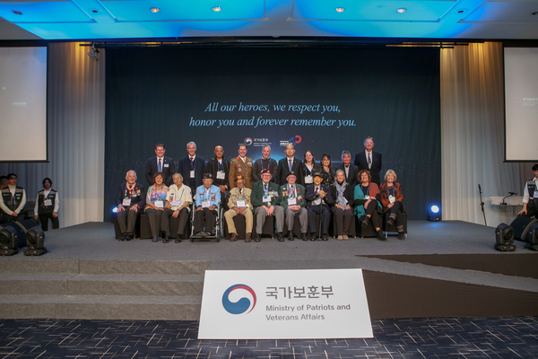 지난해 11월 11일 부산 웨스틴 호텔에서 열린 유엔참전용사 재방한 감사 오찬에서 참전용사들과 관계자들이 기념 촬영을 하고 있다. /국가보훈부